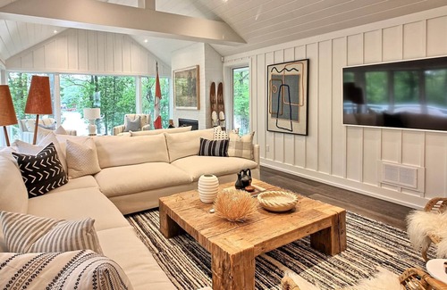 Seguin House | Hotel Luxury 6 brdm, 3 bath cottage on Little Lake Joe! Pristine inside and out!