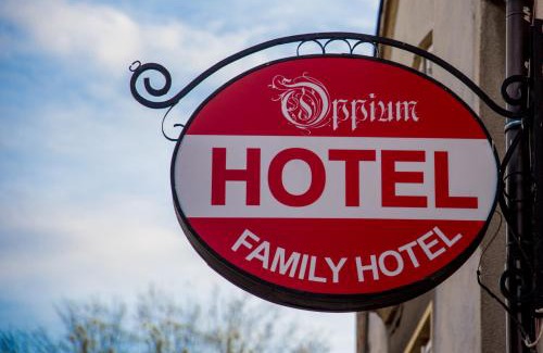Ruse Center Hotel | Hotel Oppium Restaurant & Garden
