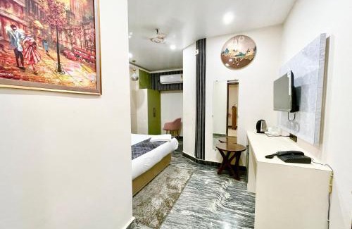 Kakarmatha Hotel | HOTEL PD ! VARANASI होटल पी-डी! वाराणसी ஹோட்டல் பி-டி ! வாரணாசி, హోటల్ P-D ! వారణాసిFully Air-Conditioned hotel with wi-fi & Parking availability, near Kashi Vishwanath Temple, and Ganga ghat, Breakfast included, Best Hotel in Varanasi -2