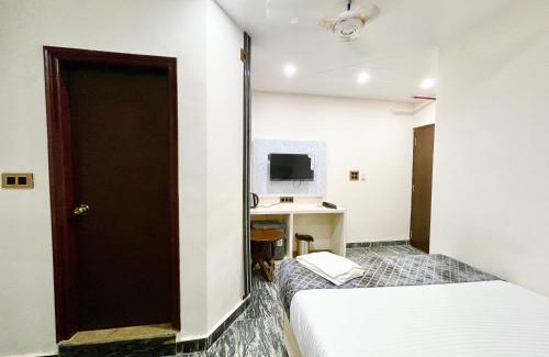 Kakarmatha Hotel | HOTEL PD ! VARANASI होटल पी-डी! वाराणसी ஹோட்டல் பி-டி ! வாரணாசி, హోటల్ P-D ! వారణాసిFully Air-Conditioned hotel with wi-fi & Parking availability, near Kashi Vishwanath Temple, and Ganga ghat, Breakfast included, Best Hotel in Varanasi -2