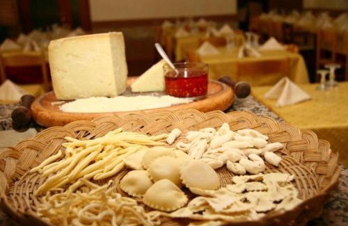 Castelluccio Inferiore Hotel | Hotel PINO LORICATO