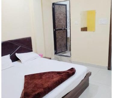 Ujjain House | HOTEL Priyanshi !Palace Near Shri Mahakaleshwar Jyotirlinga Temple - Fully Air Conditioned Rooms With Wi-fi - Free Parking Available