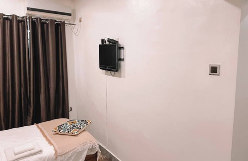 Cantonments Hotel | Hotel Room Osu Oxford St, Fiber Wifi, DSTV, Generator