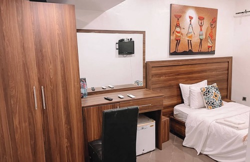Cantonments Hotel | Hotel Room Osu Oxford St, Fiber Wifi, DSTV, Generator