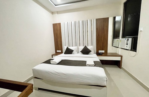 Varanasi Hotel | Hotel SRK - near Temple