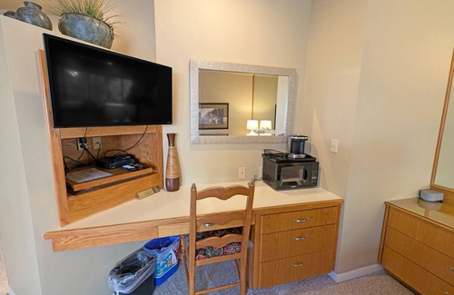 Century West House | Hotel-Style, King Bed, Ground Floor Condo-324B