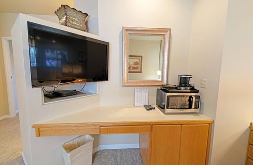 Century West House | Hotel-Style, King Bed, Ground Floor Condo-328B
