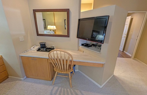 Century West House | Hotel-Style, King Bed, Ground Floor Condo-331B