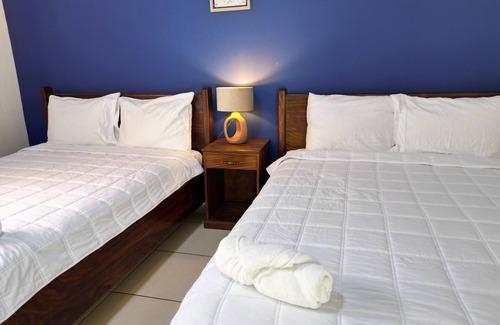 San Salvador House | Hotel Sueños