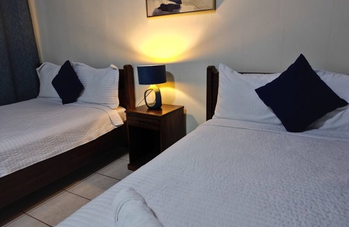 San Salvador House | Hotel Sueños