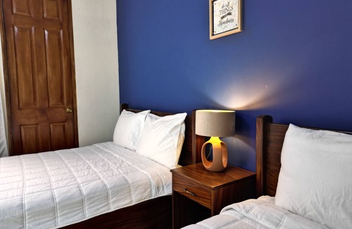 San Salvador House | Hotel Sueños