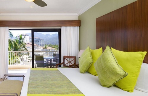 Puerto Vallarta Apartment | hotel suite in amazing Puerto Vallarta with AC, WiFi, fitness room