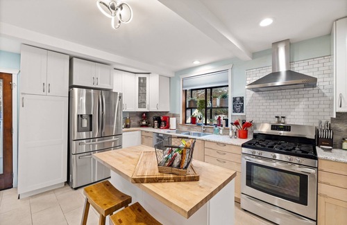 SeaTac House | HotTub! 5 minutes to the Seatac Airport + Large Private Backyard