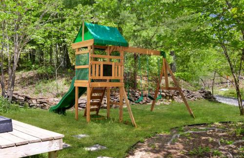 Mount Jackson Ski Chalet | HotTub, FirePit, Grill, Deck, Playset & WiFi