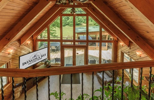 Perks Cabin | HotTub! FirePit, Private 2.5 acre Pond, 2 Kayaks! GameRoom! Slps12+