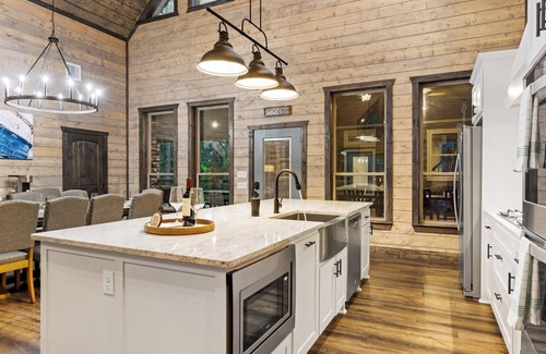 Broken Bow Cabin | HotTub/GameRm/Deck Kitchen/Playset/Dog OK