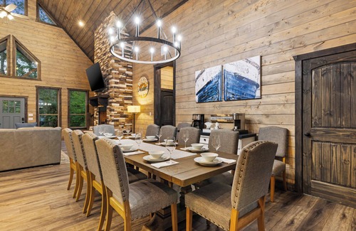Broken Bow Cabin | HotTub/GameRm/Deck Kitchen/Playset/Dog OK