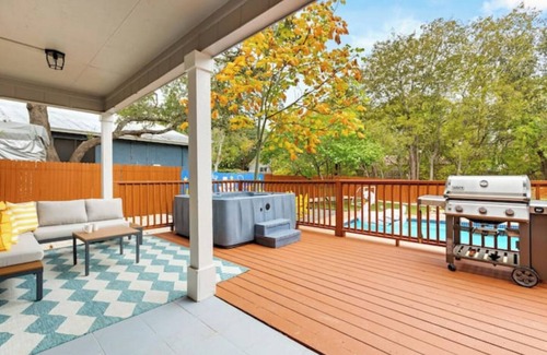 North San Antonio - SAT House | HotTub, Pool, FirePit, Game Room, BBQ, Volleyball and a ton of Family Fun!