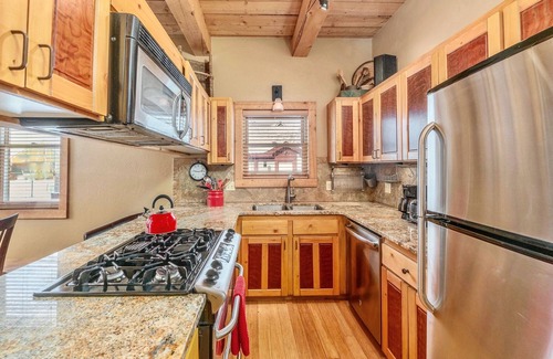 Crested Butte Cottage | Hotub!Fireplace!Sauna!Best Location In Town!Steps to FREE Shuttle!Comfy!