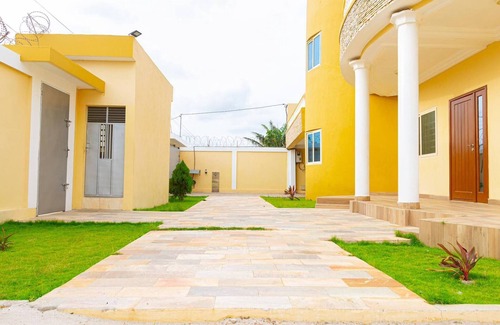 Littoral Department House | House 5 Mins From the Beach, 15 Mins From the Airport