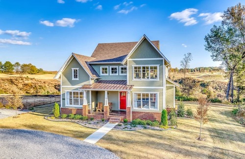 Prattville House | House Built For Groups - 4 Suites, 8 Beds, 5 TV's!