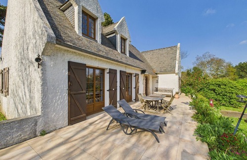 Louannec Ski Chalet | House for 10 with large garden, 250m from the sea
