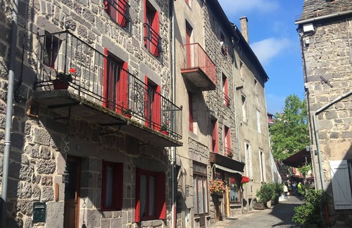 Besse-en-Chandesse House | House in the heart of the medieval town