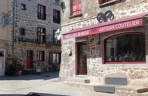 Besse-en-Chandesse House | House in the heart of the medieval town