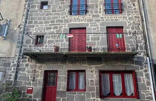 Besse-en-Chandesse House | House in the heart of the medieval town