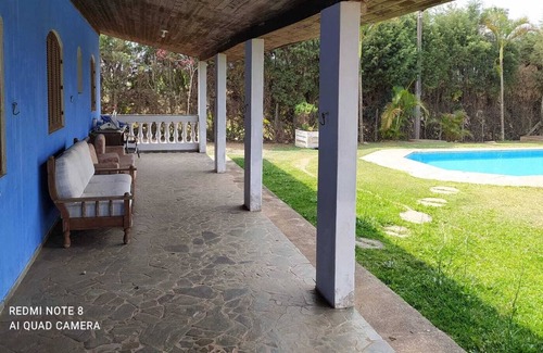 Mairinque Cottage | House in fenced area, with pool, barbecue, field and parking.
