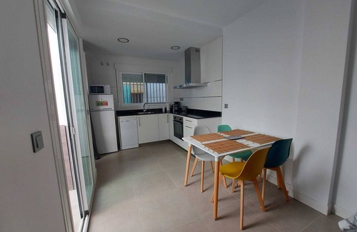 El Palo Apartment | House in Paseo Marítimo El Palo. Large and sunny terrace. Pets are welcome.