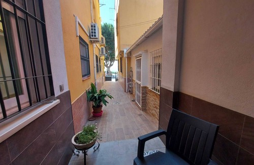 El Palo Apartment | House in Paseo Marítimo El Palo. Large and sunny terrace. Pets are welcome.