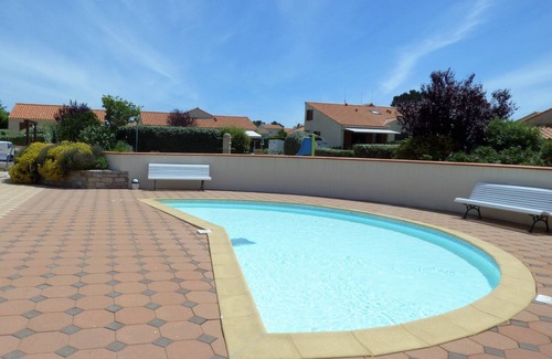 Brem Sur Mer House | House in residence with swimming pool, 900m from the sea.