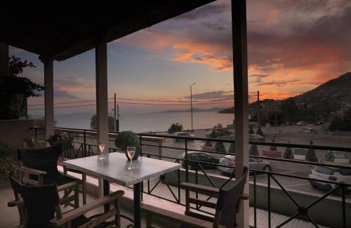 Saronikos Apartment | House in riviera lagonisi