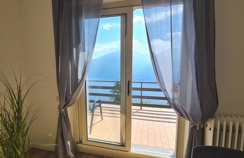 Campi Apartment | House Lili Le Balze Lake view