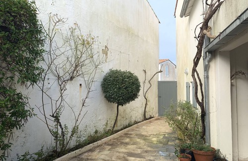Ars-en-Re House | HOUSE OF. COURTYARD VILLAGE