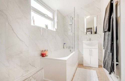 Lowestoft Cottage | House of Light is a clean, bright and spacious accommodation set in the beautiful town Harwich.