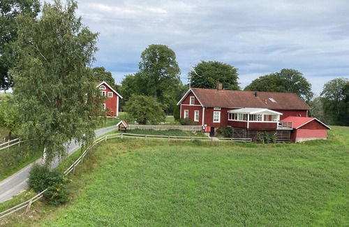 Vetlanda Municipality House | House on a farm, boat, fishing, barbecue, sauna by the lake. Electric vehicle chargers. Near the slalom slope.
