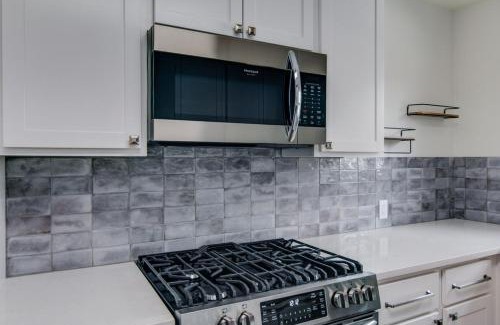 Texarkana Apartment | House on Main Sleeps 6 and Ping Pong Table