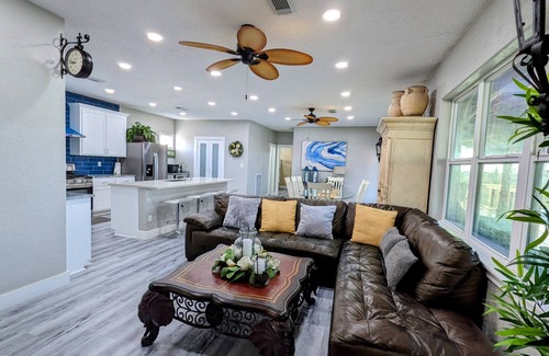 Hitchcock House | House on the bay. Fishing, crabbing, boating, kayaking close to Galveston.