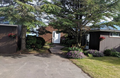 Carrying Place House | House On the Shore of Lake Ontario Near Presqu'ile Park