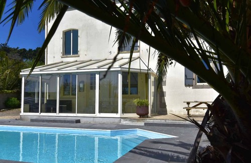 Saint-Pol-de-Leon House | House, pool, sleeps 9, beach on foot