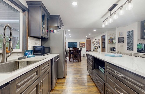 Shelton House | House right on the lake w/ hot tub, kayak, SUP & games - great location
