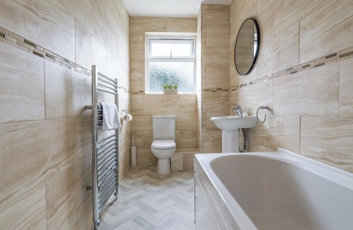 Newcastle-upon-Tyne House | House - Sleeps 5 - Pet friendly - Parking - Garden