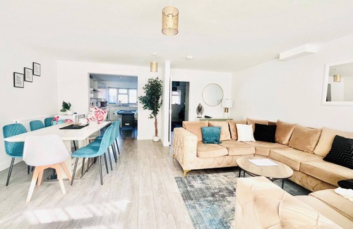 Petham House | House - Sleeps 12 - Hot tub - Pool table - Parking