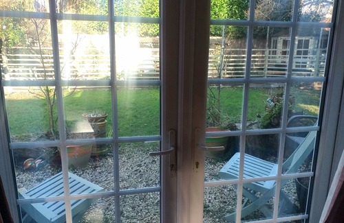 Hull Cottage | House - Sleeps 2, pet Friendly & Free Parking