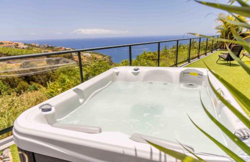 Estreito da Calheta House | House - sleeps 3 free parking garden & jacuzzi