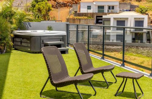 Estreito da Calheta House | House - sleeps 3 free parking garden & jacuzzi