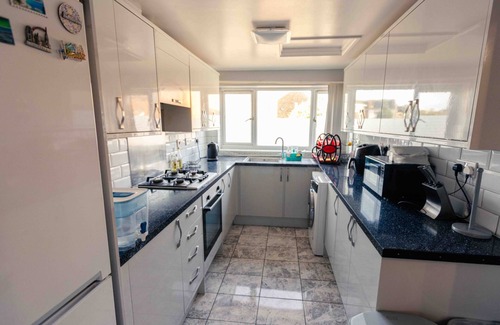 Andover House | House - Sleeps 8 - Pet friendly - Garden - Parking