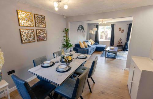 Andover House | House - Sleeps 8 - Pet friendly - Garden - Parking